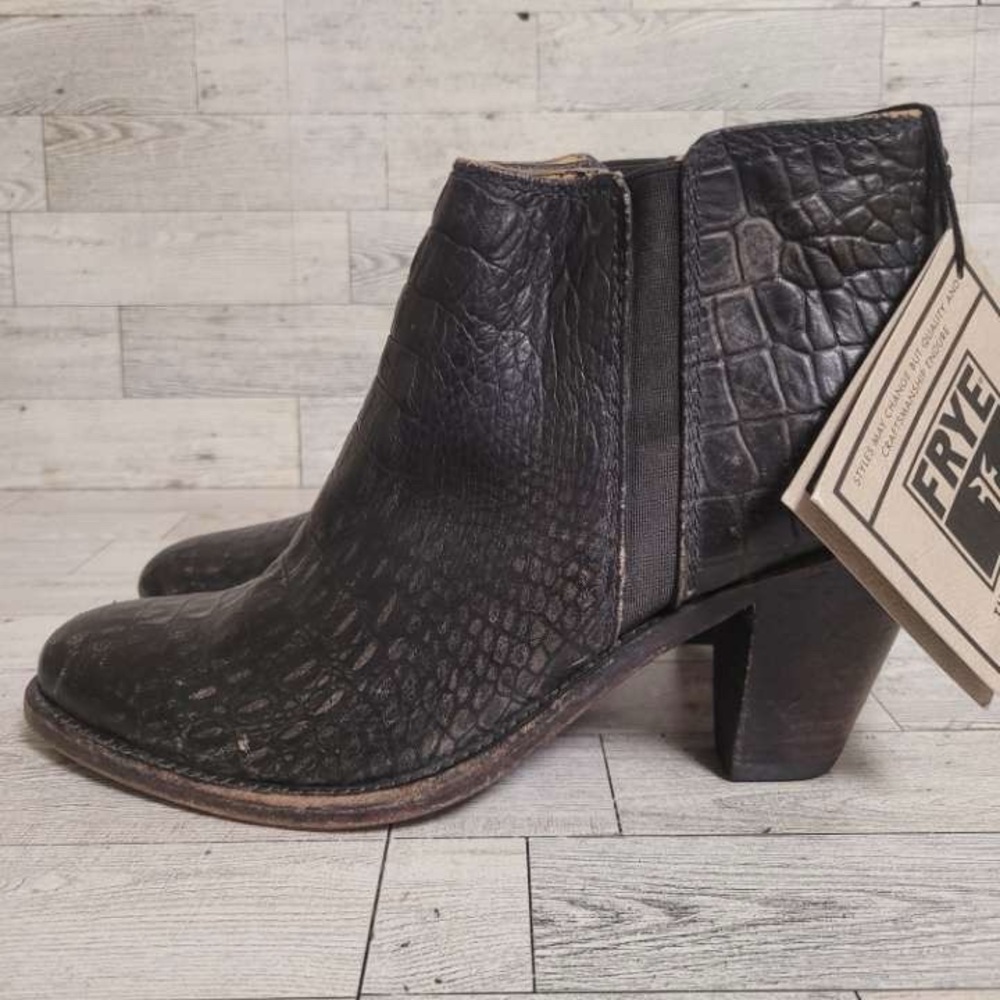 NEW Women’s Frye Western Black Leather Alligator Print Heeled Booties Size 9.5 B